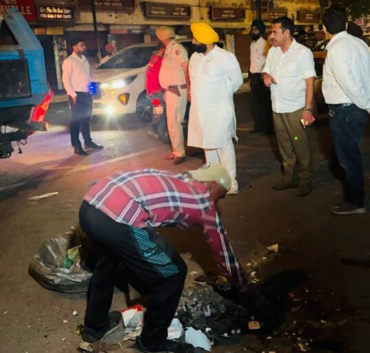 Harjot-singh-bains-leads-night-shift-cleanliness-drive-amritsar