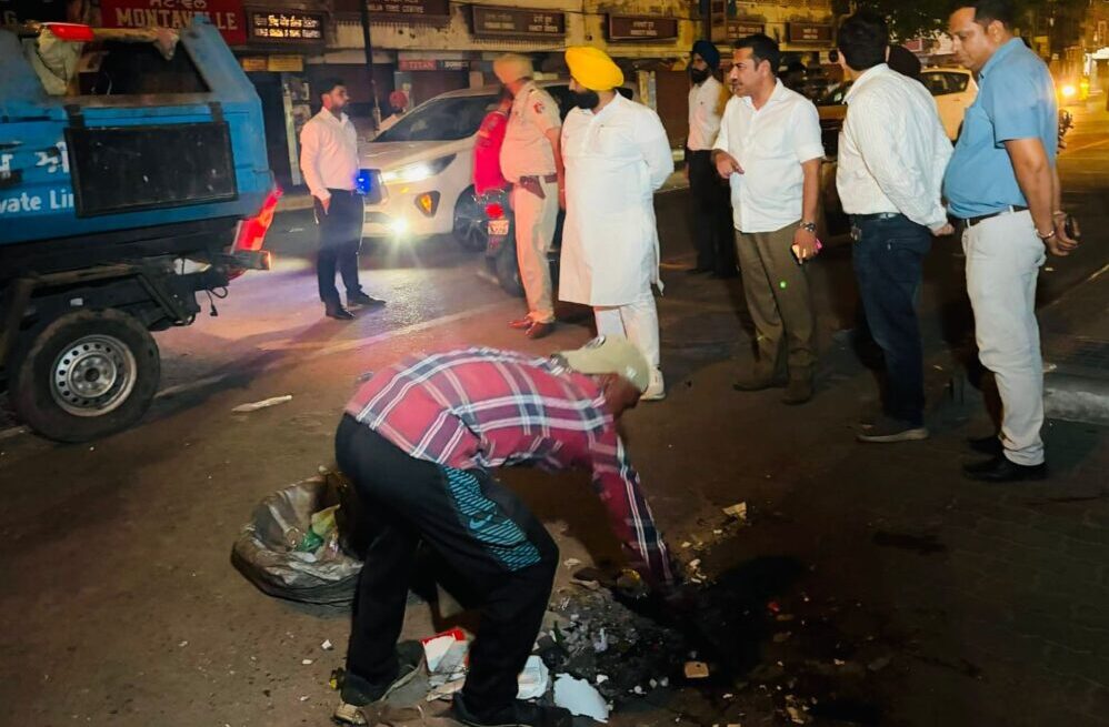 Harjot-singh-bains-leads-night-shift-cleanliness-drive-amritsar