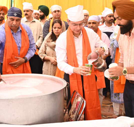 Punjab-police-served-chhabeel-martyrdom-guru-arjan-dev-ji