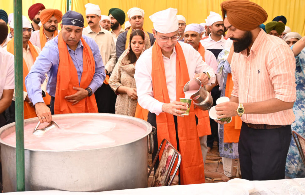 Punjab-police-served-chhabeel-martyrdom-guru-arjan-dev-ji